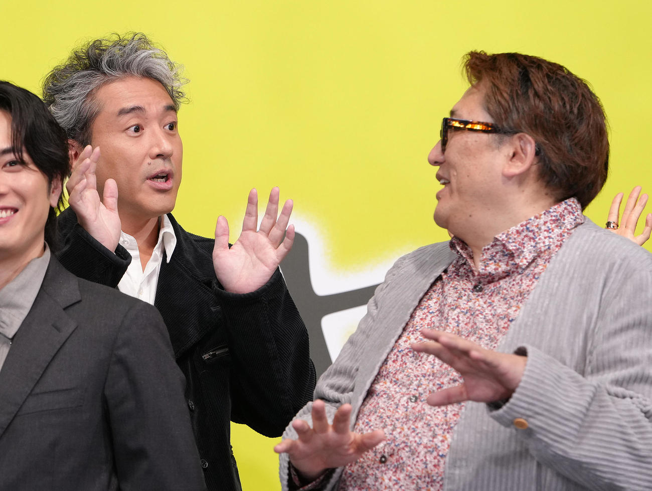 フォトセッション中、会話に夢中になるムロツヨシ（左）と福田雄一監督（撮影・足立雅史）