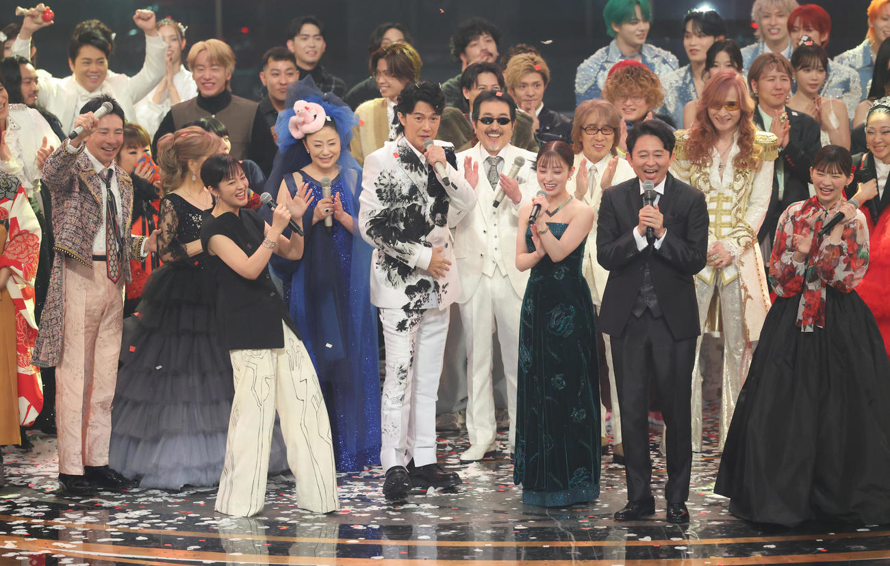 2024年12月31日、白組勝利で盛り上がる福山雅治（中央）ら出演者たち