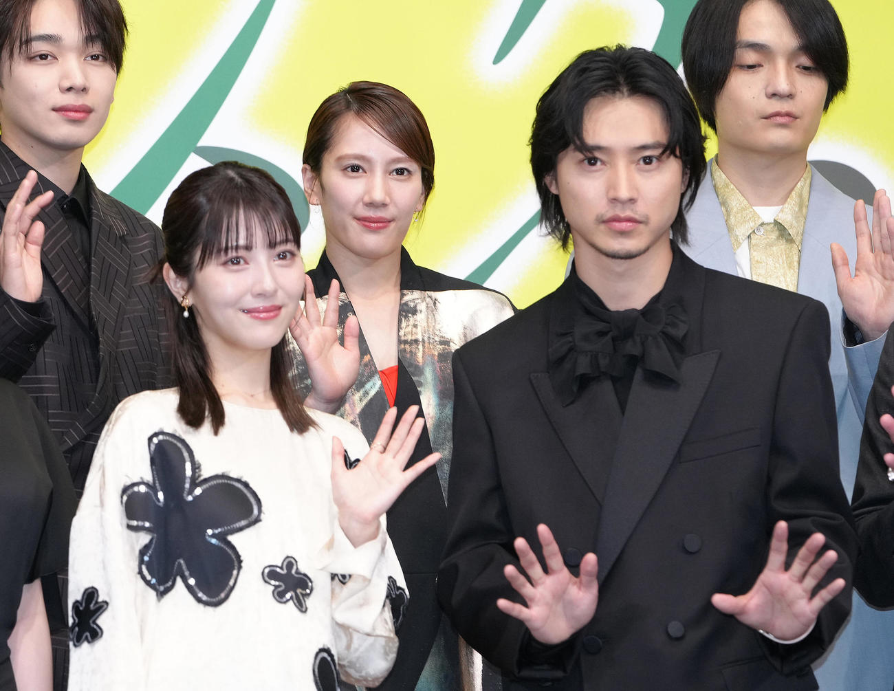 映画「アンダーニンジャ」忍事機密報告会に登壇した浜辺美波（左）と山崎賢人（撮影・足立雅史）