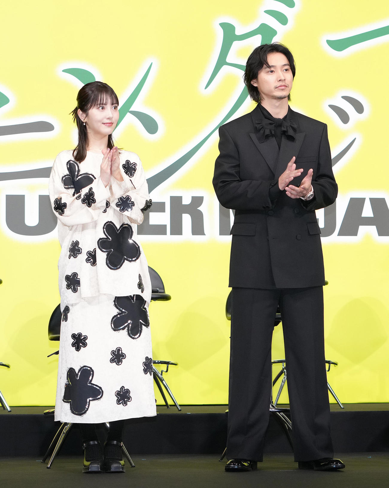 映画「アンダーニンジャ」忍事機密報告会に登壇した山崎賢人（右）と浜辺美波（撮影・足立雅史）
