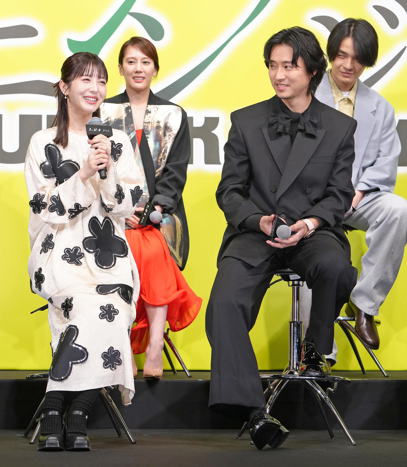 映画の見所を語った浜辺美波（左）と山崎賢人（撮影・足立雅史）