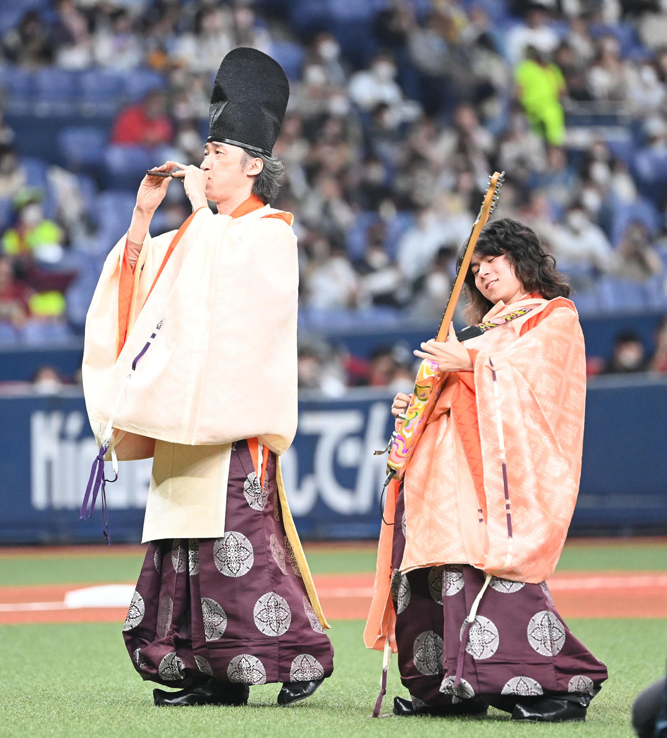 東儀秀樹（左）と典親の父子（2023年4月撮影）