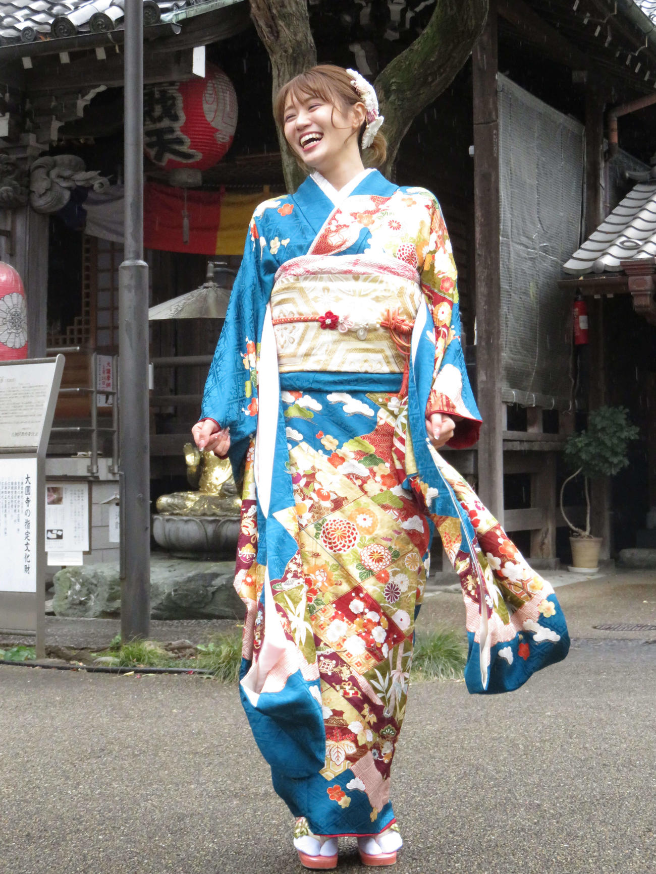 晴れ着姿でジャンプする塚本恋乃葉
