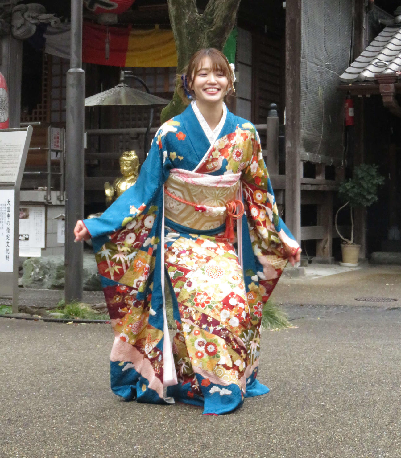 晴れ着姿でジャンプする塚本恋乃葉