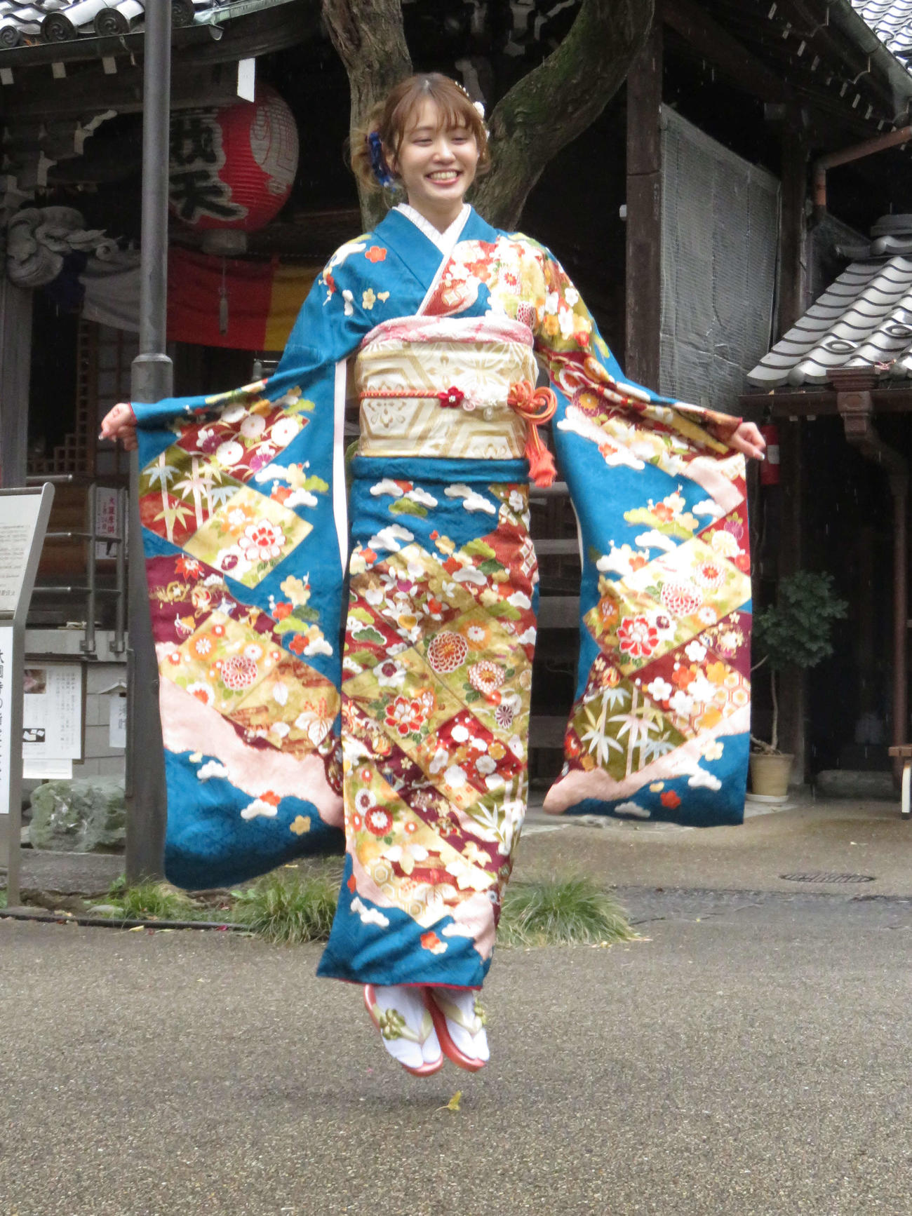 晴れ着姿でジャンプする塚本恋乃葉