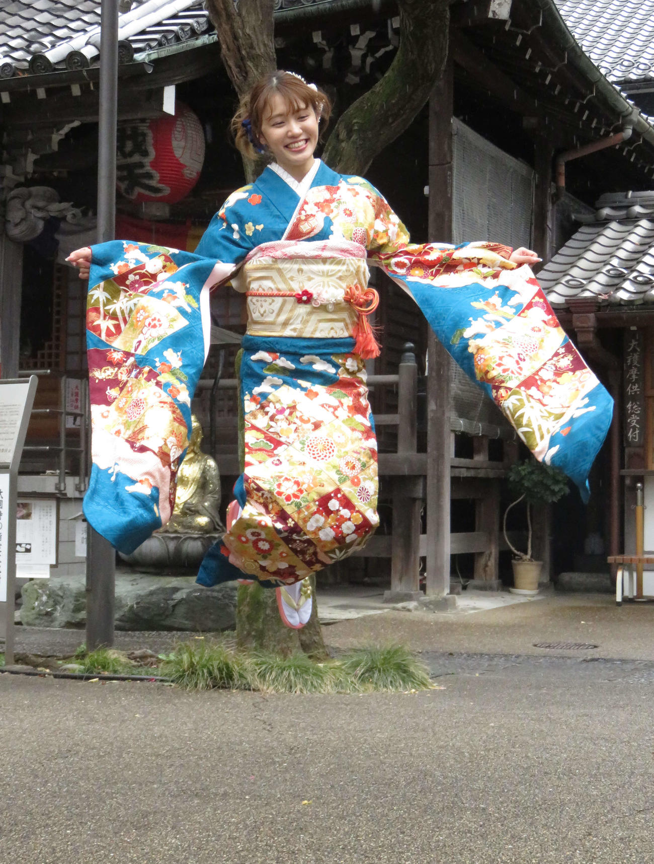 晴れ着姿でジャンプする塚本恋乃葉
