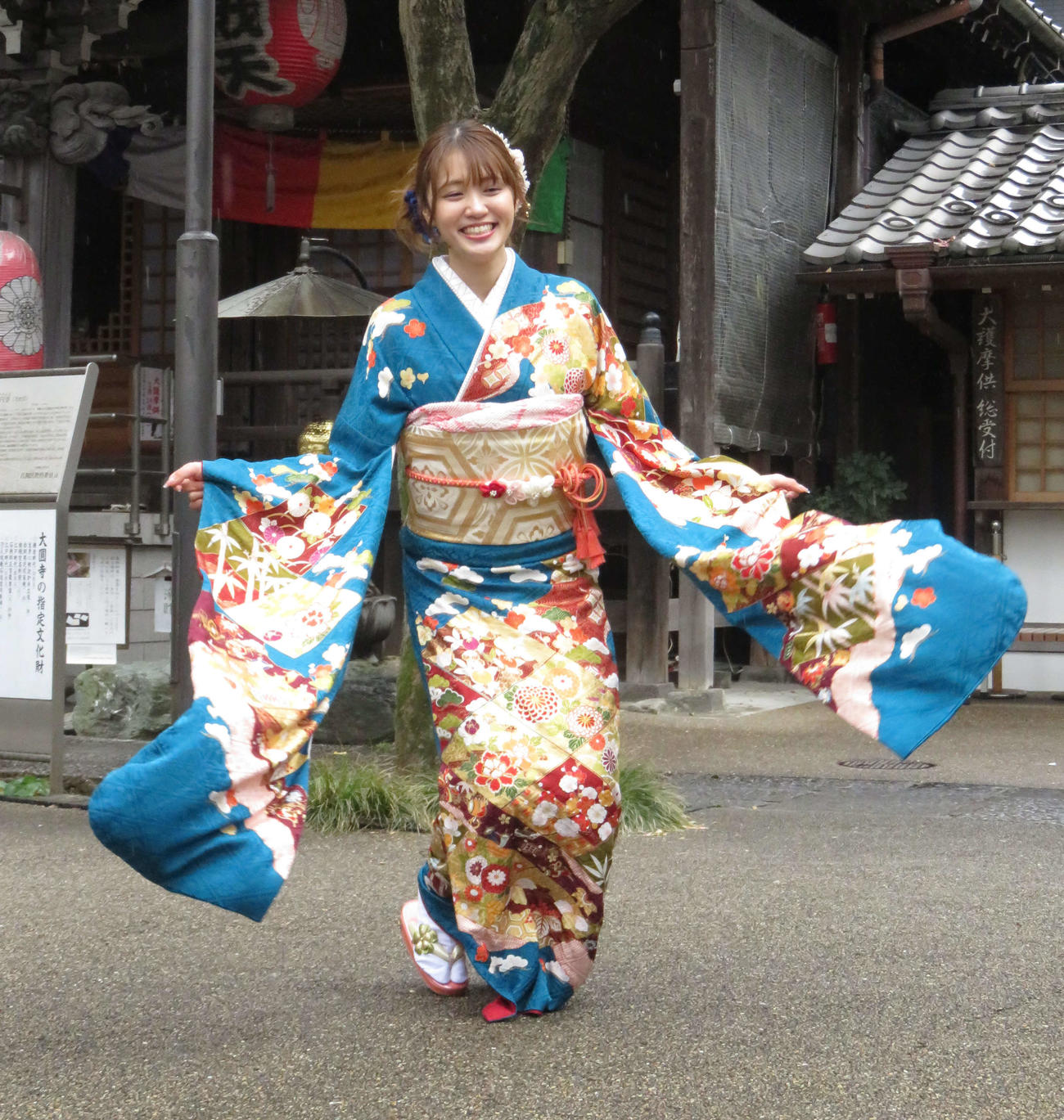 晴れ着姿でジャンプする塚本恋乃葉