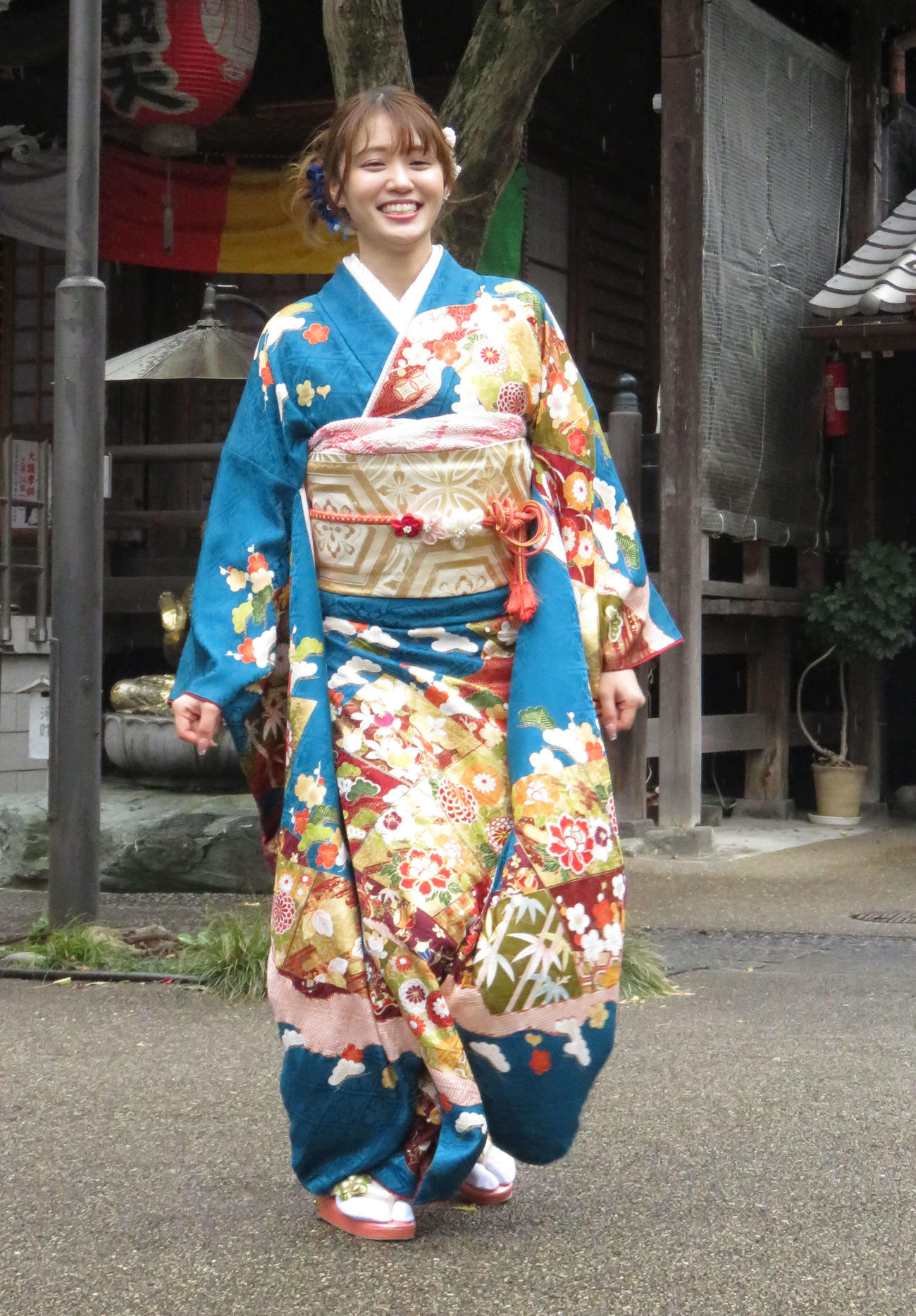 晴れ着姿でジャンプする塚本恋乃葉