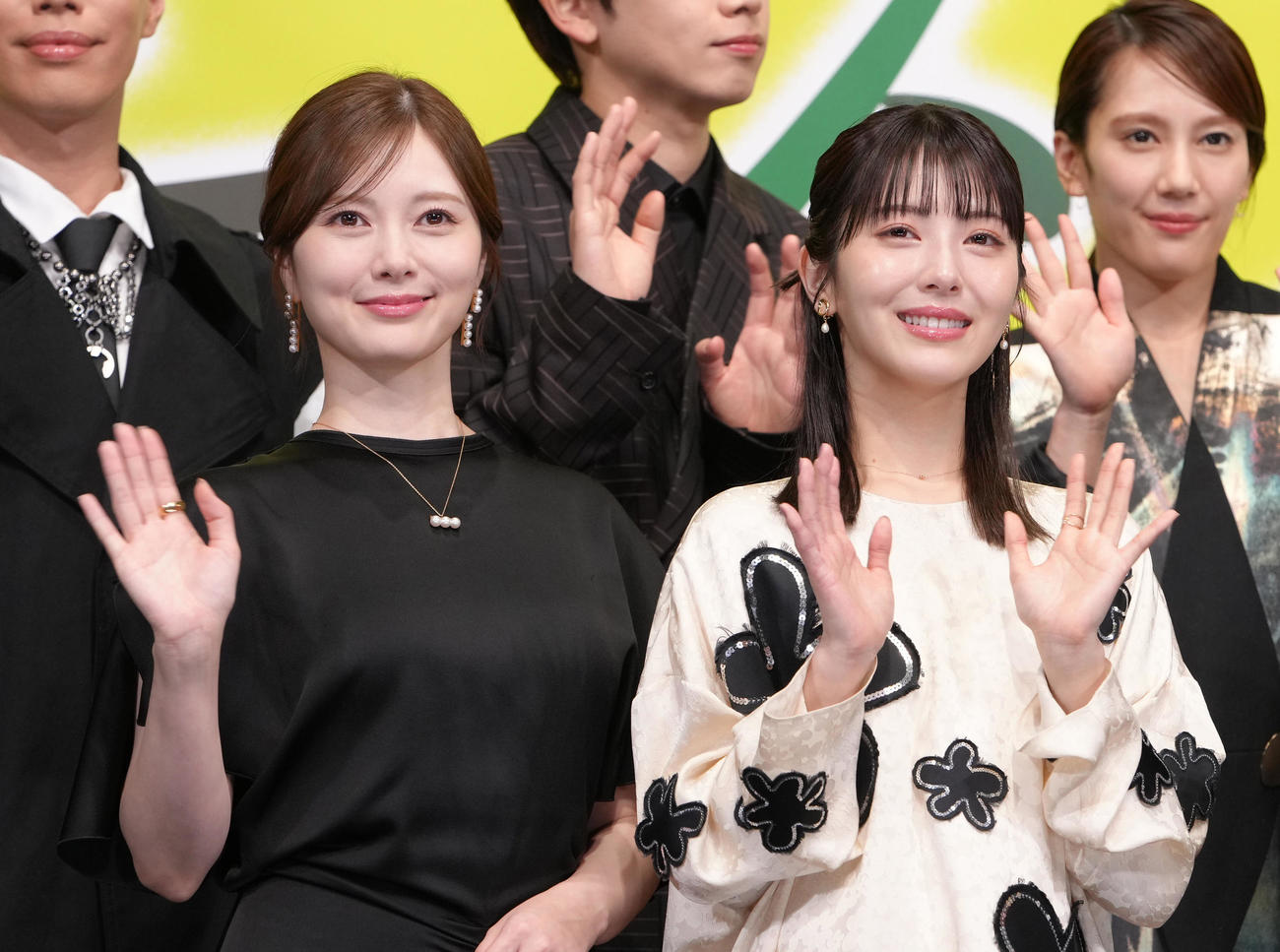 映画「アンダーニンジャ」忍事機密報告会に登壇した白石麻衣（左）と浜辺美波（撮影・足立雅史）