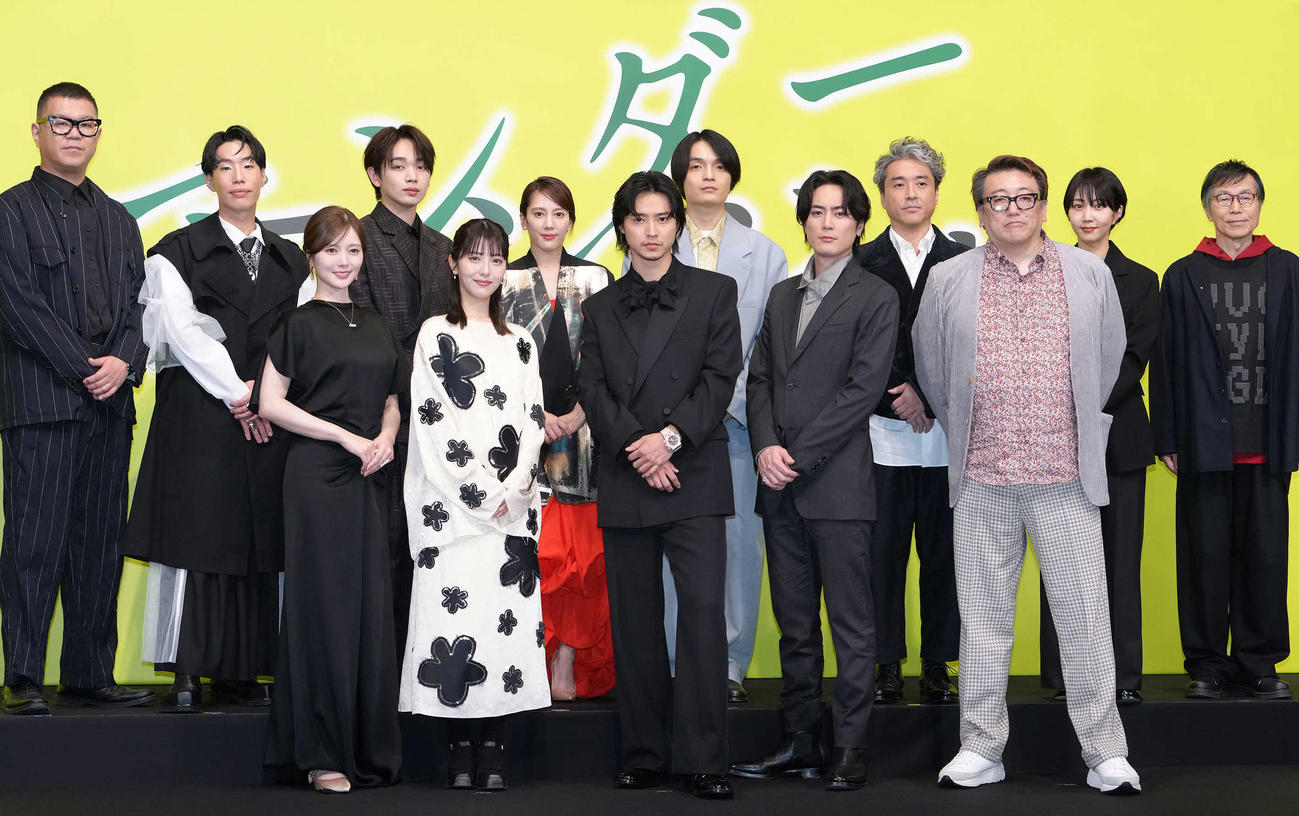 映画「アンダーニンジャ」忍事機密報告会に登壇した出演者ら。前列左から白石麻衣、浜辺美波、山崎賢人、間宮祥太朗、福田雄一監督、後列左から、シソンヌ長谷川忍、坂口涼太郎、宮世琉弥、山本千尋、岡山天音、ムロツヨシ、木南晴夏、平田満（撮影・足立雅史）
