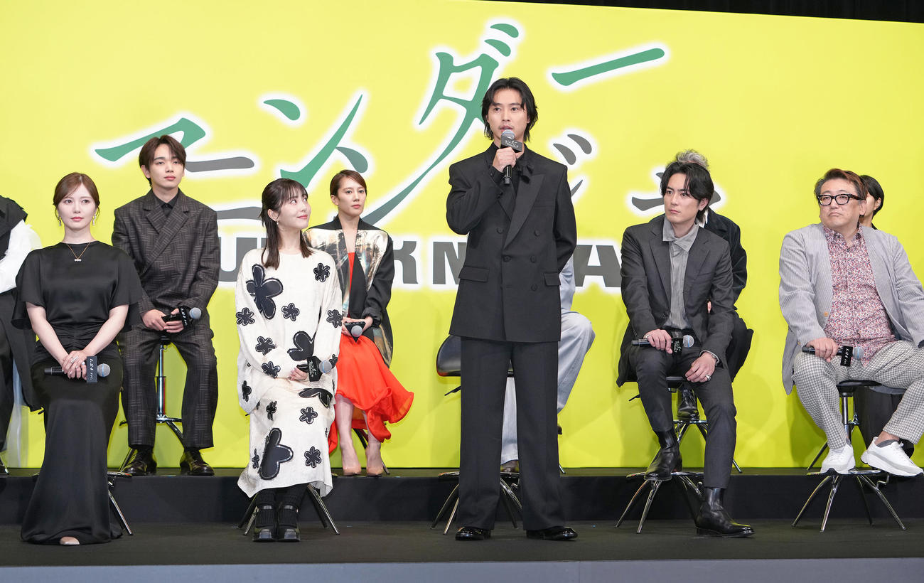 映画の見所を語った、前列左から白石麻衣、浜辺美波、山崎賢人、間宮祥太朗、福田雄一監督ら（撮影・足立雅史）