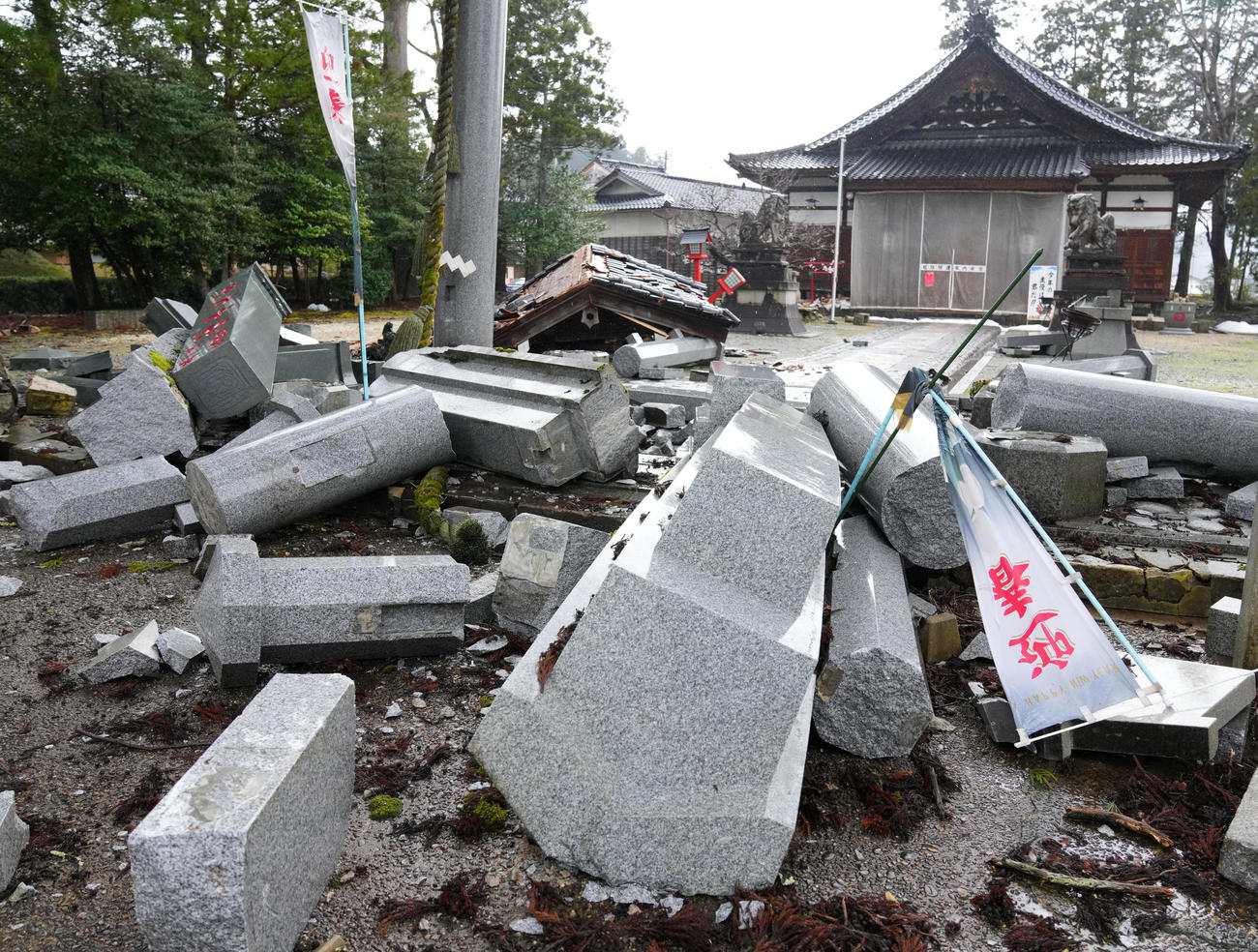 能登半島地震　震度6強の地震が起きた石川県穴水町にある穴水大宮、鳥居や灯籠が粉々に砕け落ち神社には立ち入り禁止のテープが貼られ人影なく残されていた（2024年1月17日撮影）