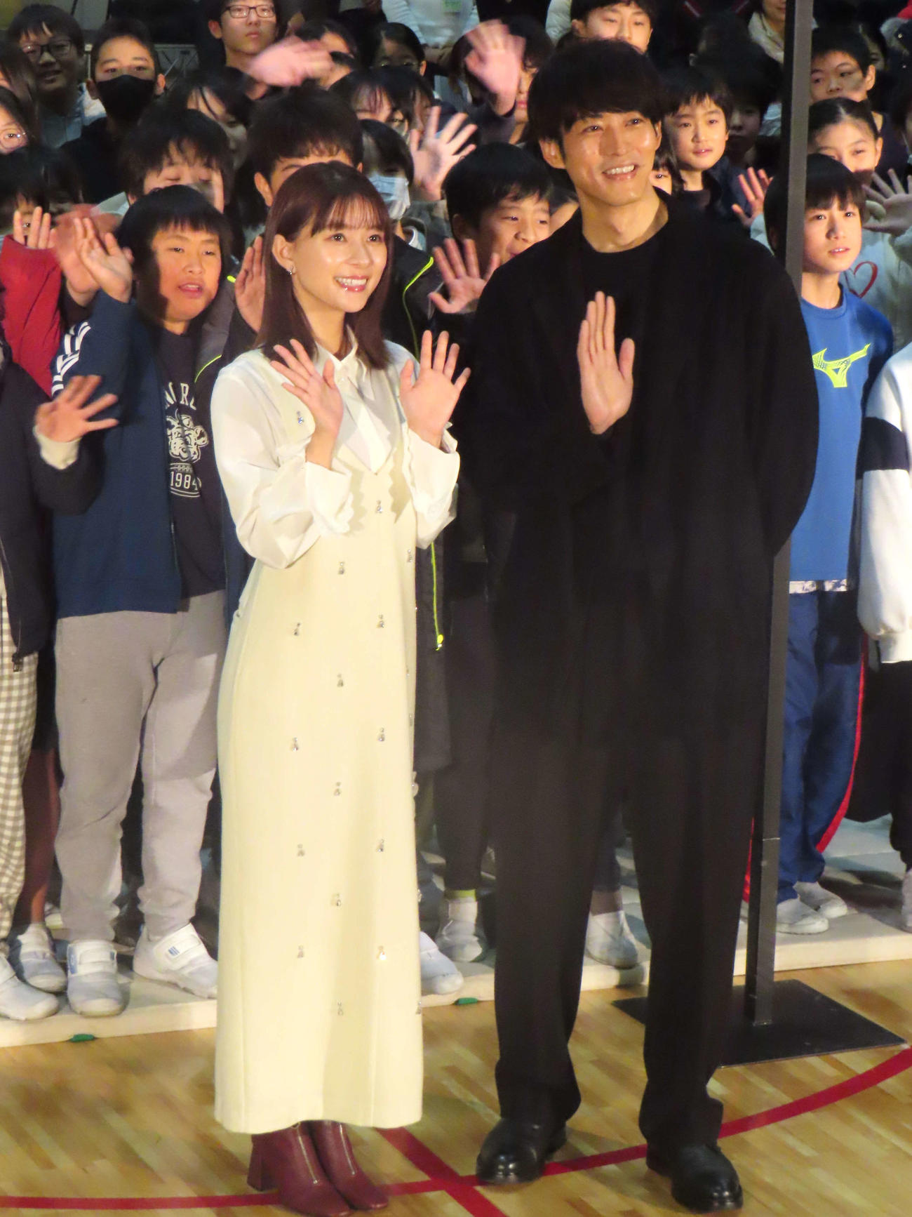 映画「雪の花ーともに在りてー」親子特別試写会で、小学生とともに写真に納まる芳根京子（左）と松坂桃李