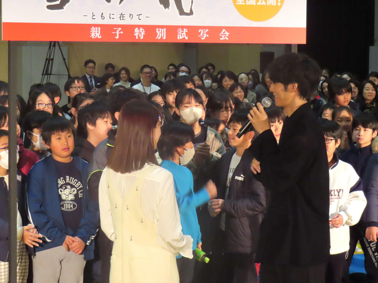 映画「雪の花ーともに在りてー」親子特別試写会で、小学生と交流する芳根京子（左）と松坂桃李