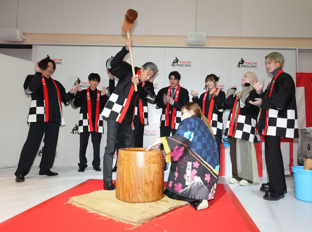 舘プロ新年会の餅付きで所属タレントらを前に杵を振るう舘ひろし（撮影・小沢裕）