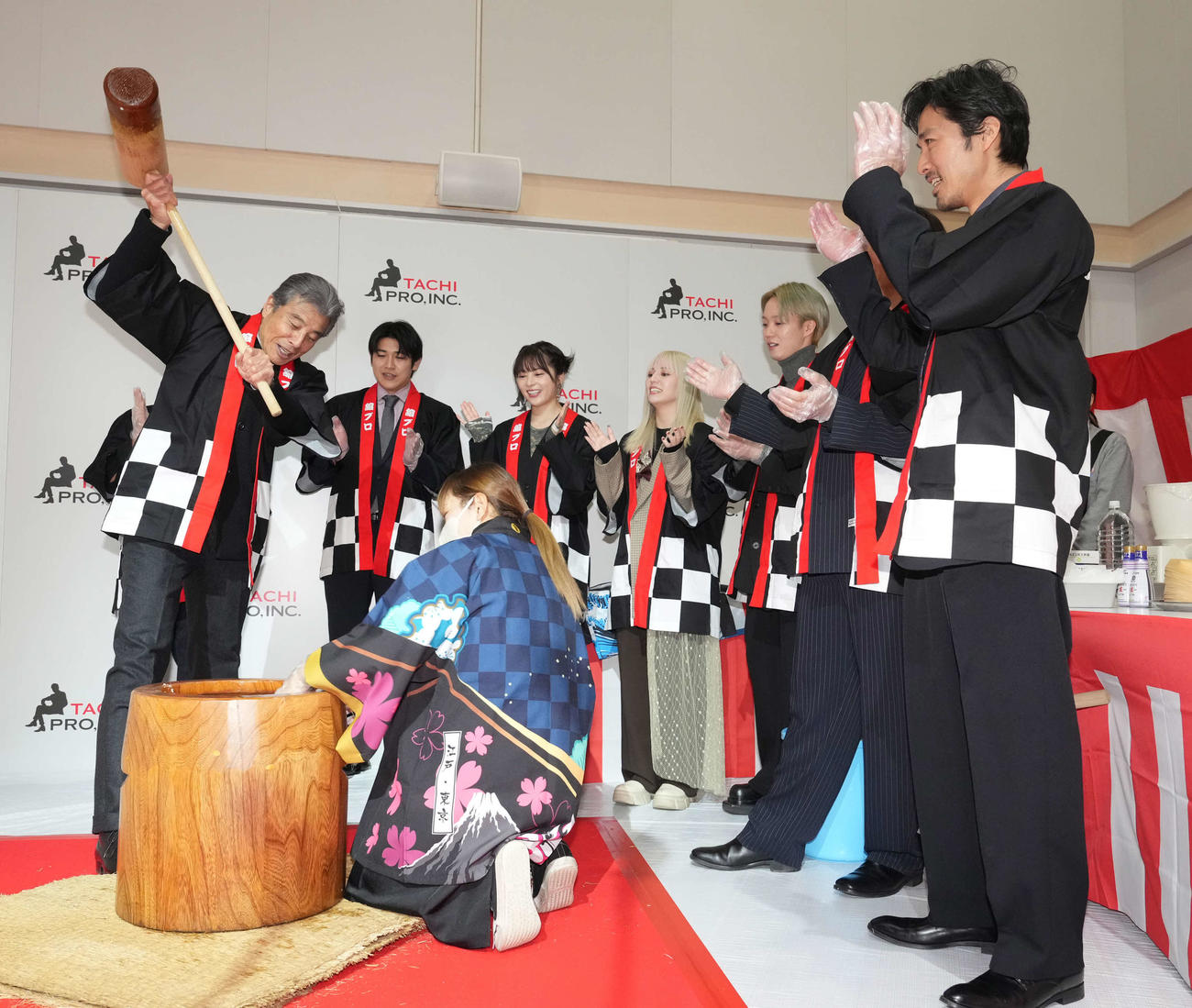 舘プロ新年会の餅付きで所属タレントらを前に杵を振るう舘ひろし（撮影・小沢裕）