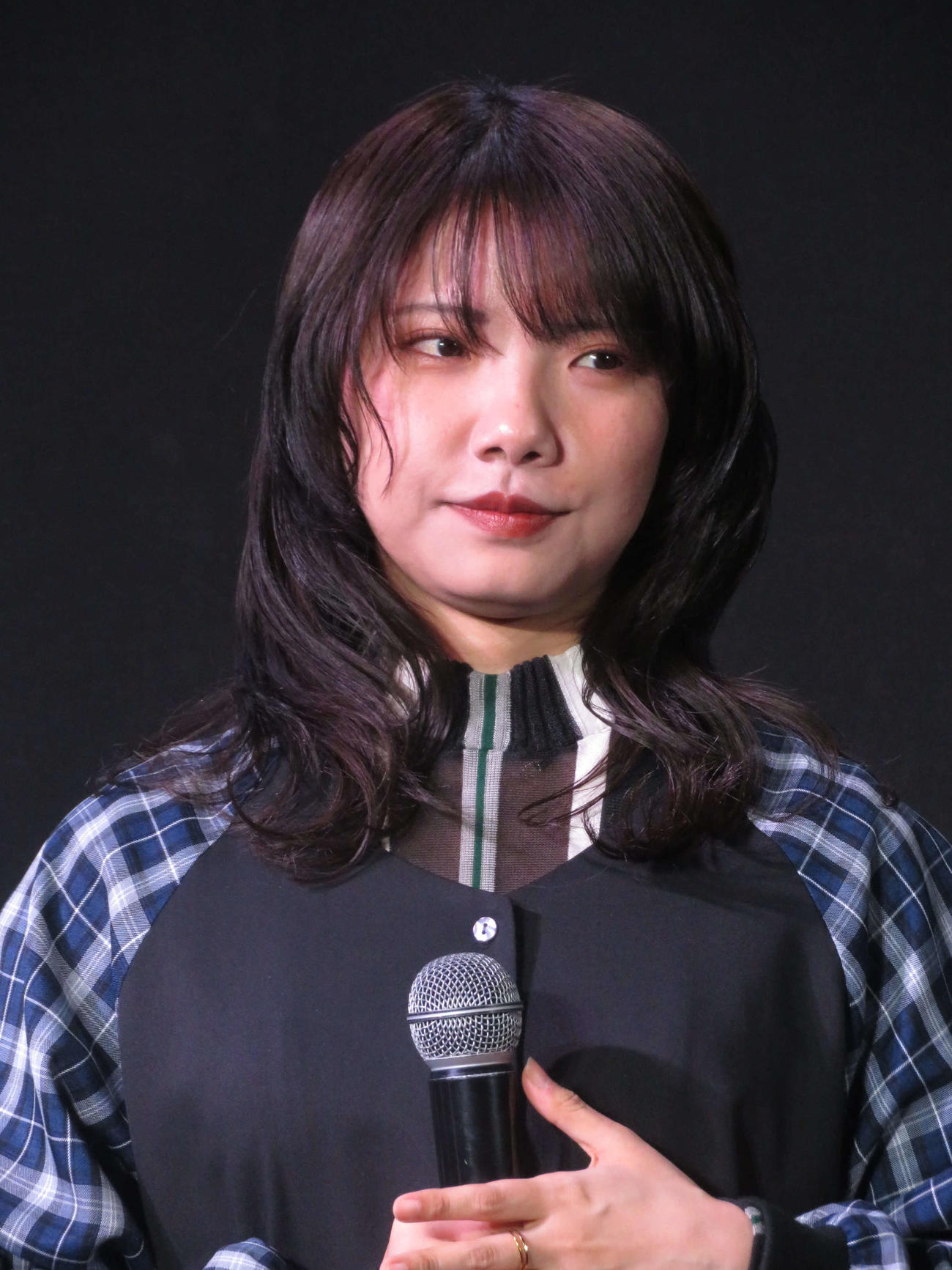 ダブル主演するドラマ「コールミー・バイ・ノーネーム」完成披露イベントに出席した枝優花監督