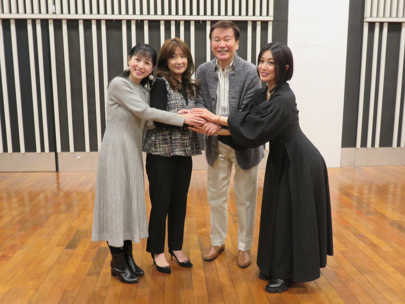 ニッポン放送「森田健作　青春の勲章はくじけない心」の収録に参加した、左から西村知美、北岡夢子、森田健作、酒井法子