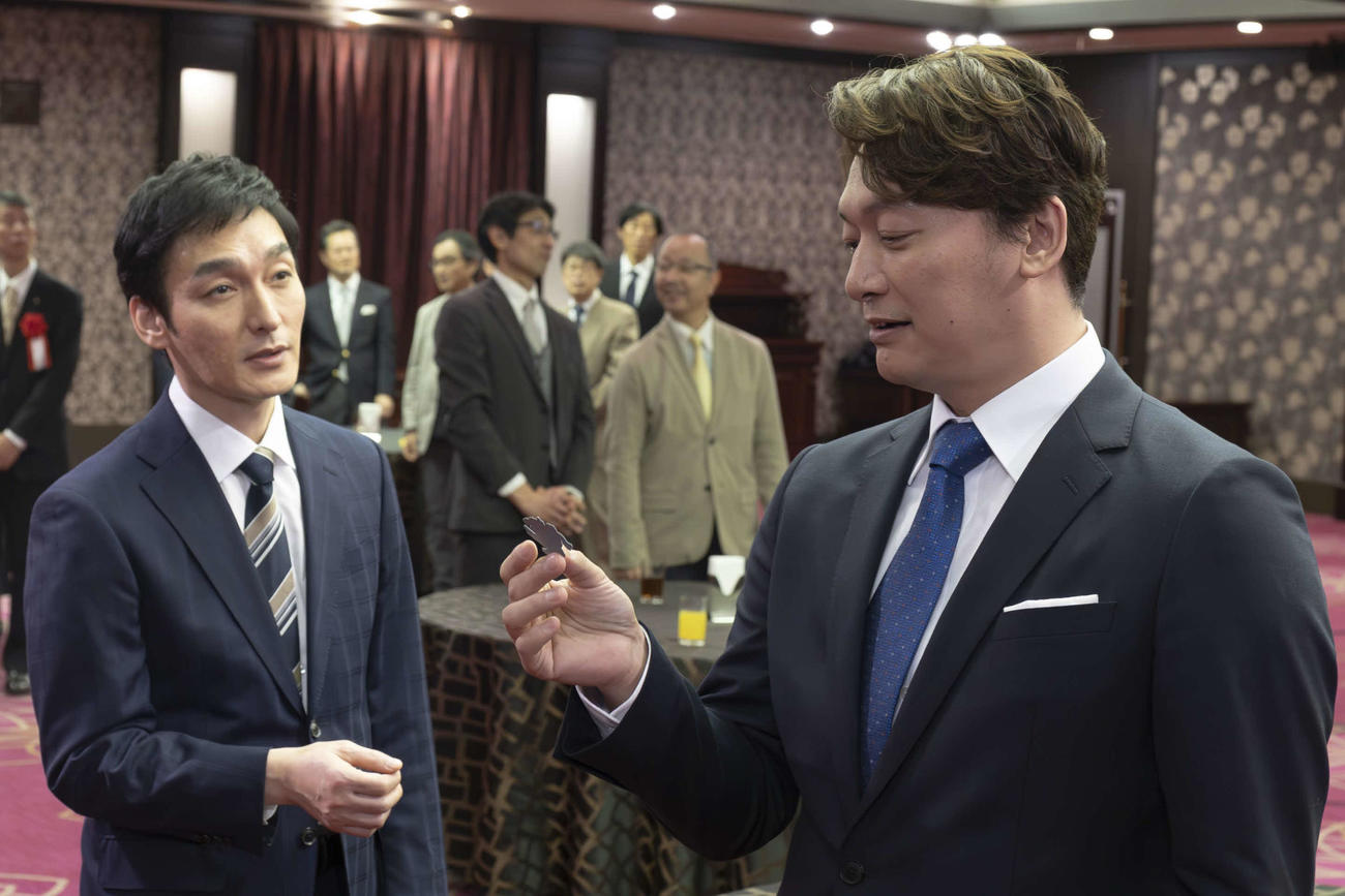 フジテレビ系「日本一の最低男　※私の家族はニセモノだった」で共演が実現した草なぎ剛と香取慎吾（C）フジテレビ