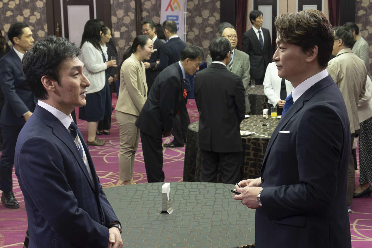 フジテレビ系「日本一の最低男　※私の家族はニセモノだった」で共演が実現した草なぎ剛と香取慎吾（C）フジテレビ