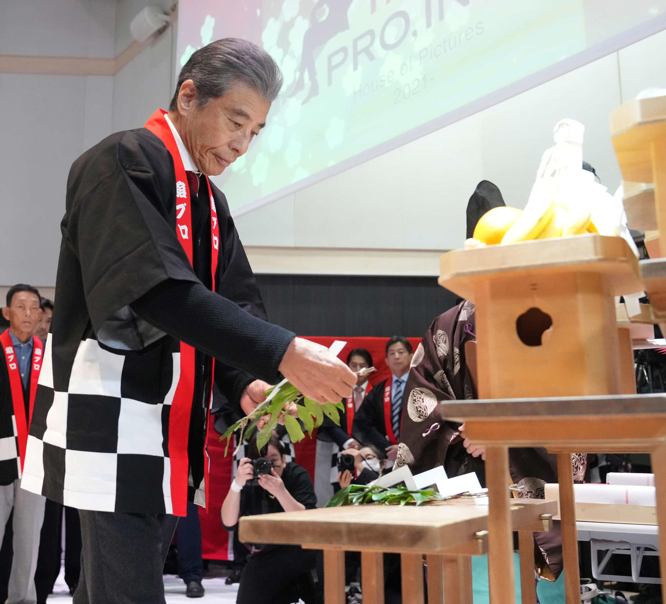 舘プロ新年会で神棚に玉串を奉納する舘ひろし（撮影・小沢裕）