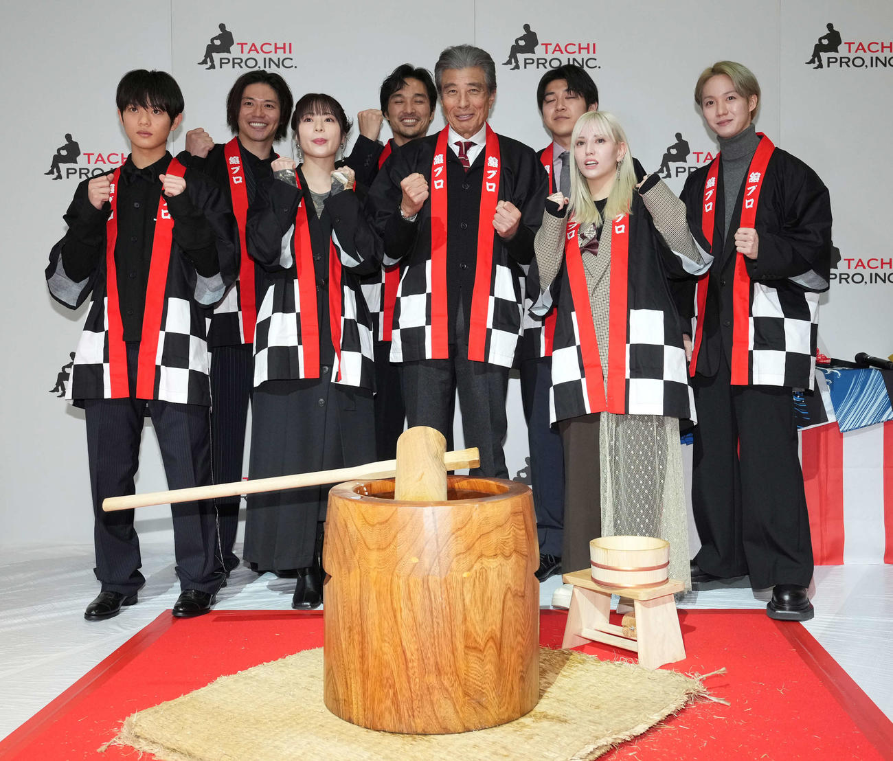 舘プロ新年会で餅付きを終え所属タレントらに囲まれて記念撮影に臨む舘ひろし（撮影・小沢裕）