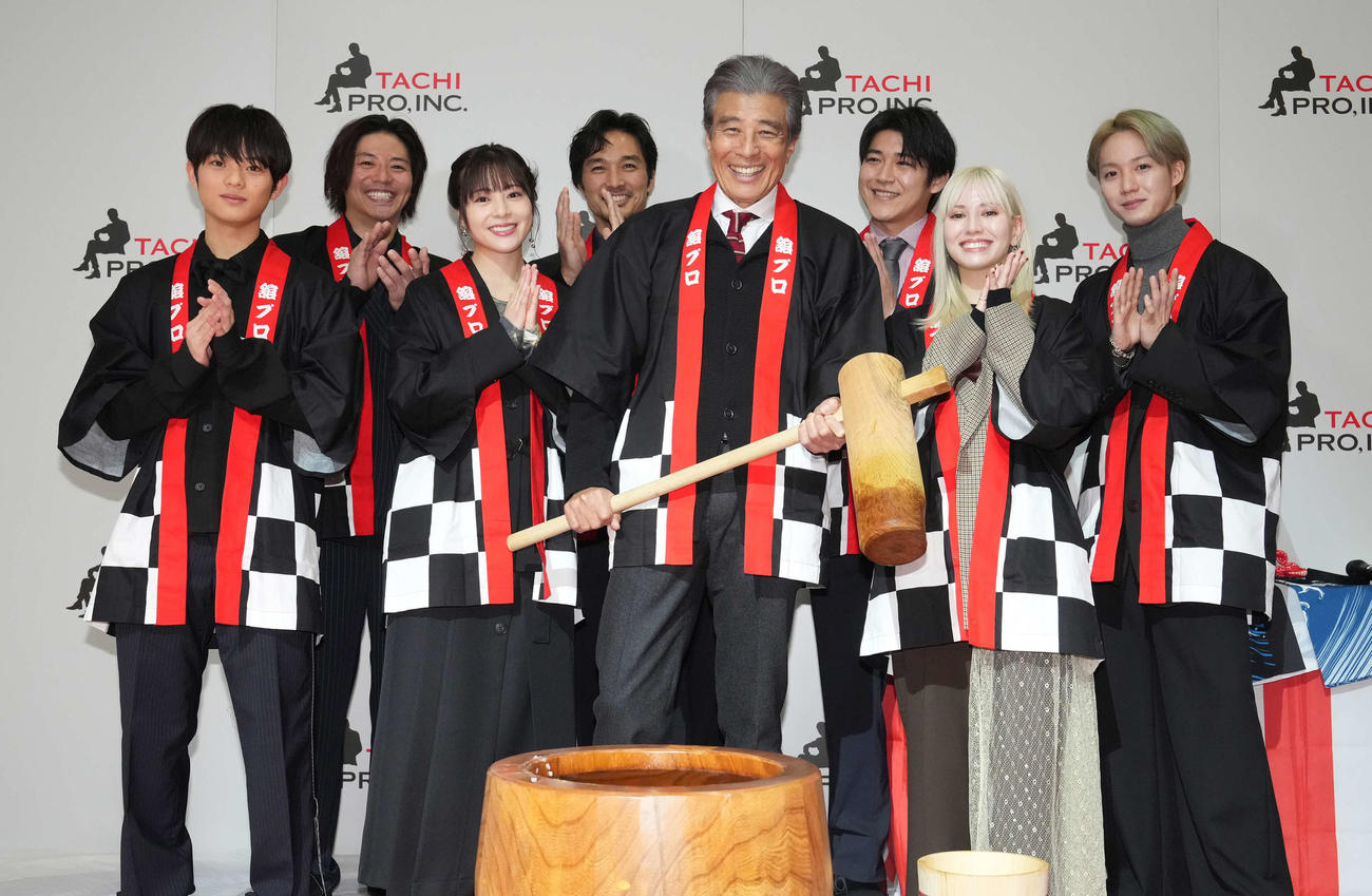 舘プロ新年会で餅付きを終え記念撮影に臨む、左から黒川想矢、青柳尊哉、竹内夢、池田努、舘ひろし、増本尚、Anna、小越勇輝（撮影・小沢裕）