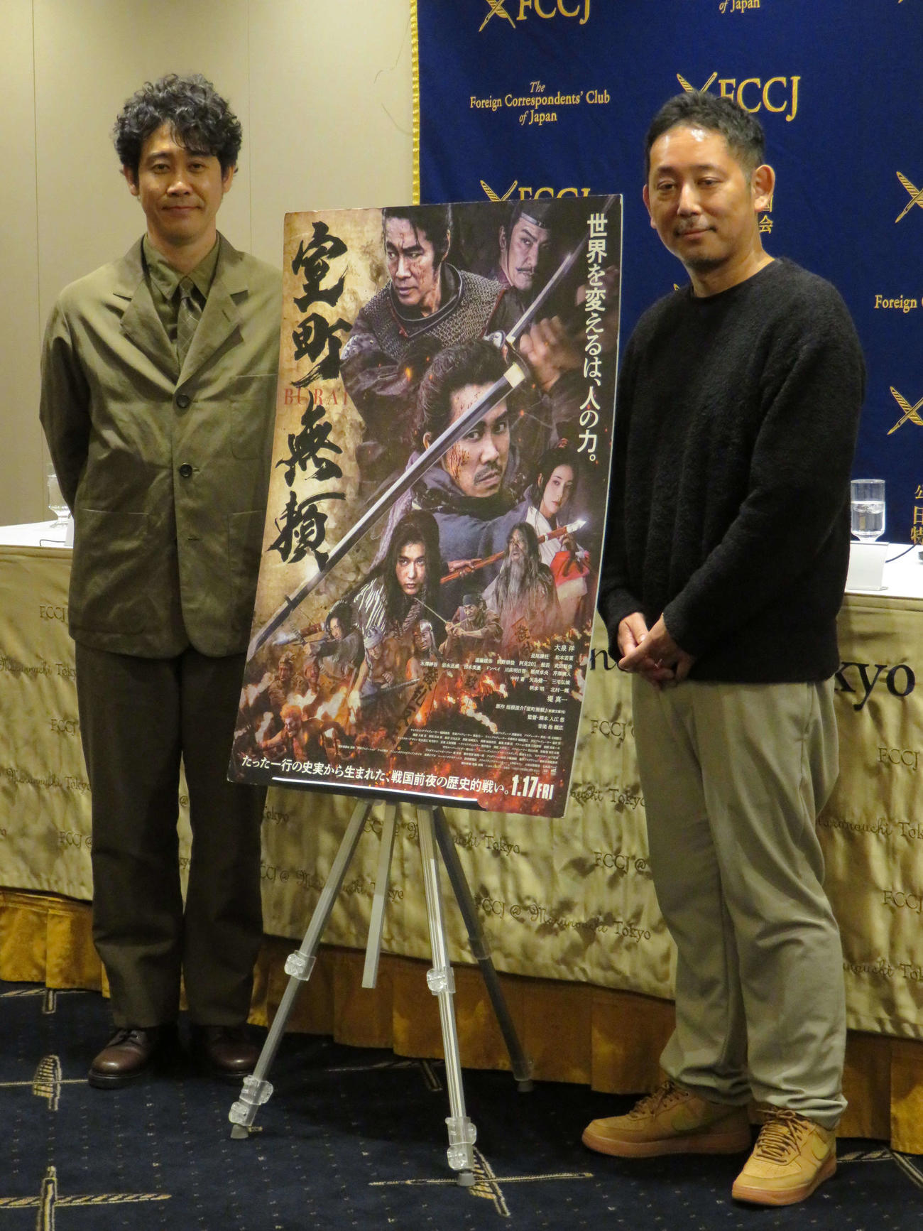 主演映画「室町無頼」について会見を行った大泉洋（左）と入江悠監督