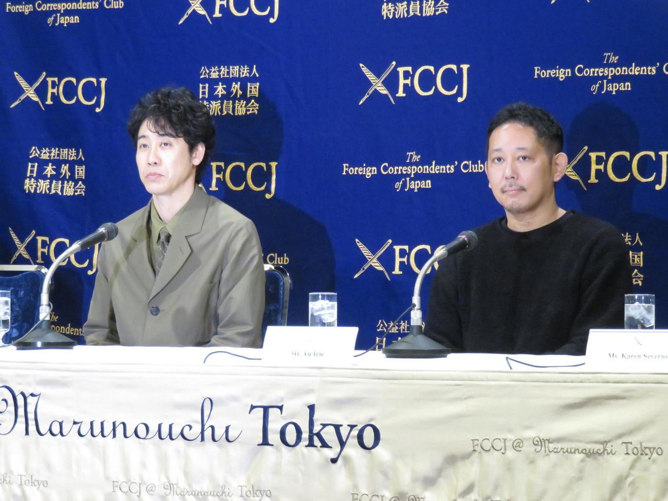 主演映画「室町無頼」について会見を行う大泉洋（左）と入江悠監督