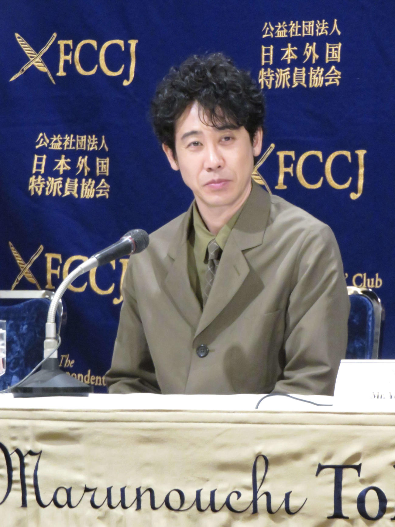 主演映画「室町無頼」について会見を行う大泉洋