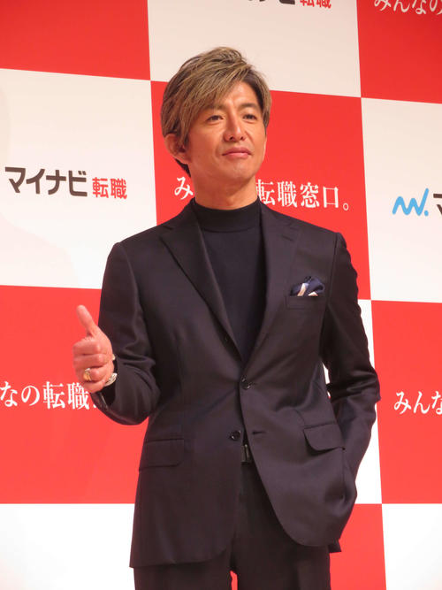 木村拓哉、TVCM発表会でスーツをピシッと決めて登場「重々しい空気
