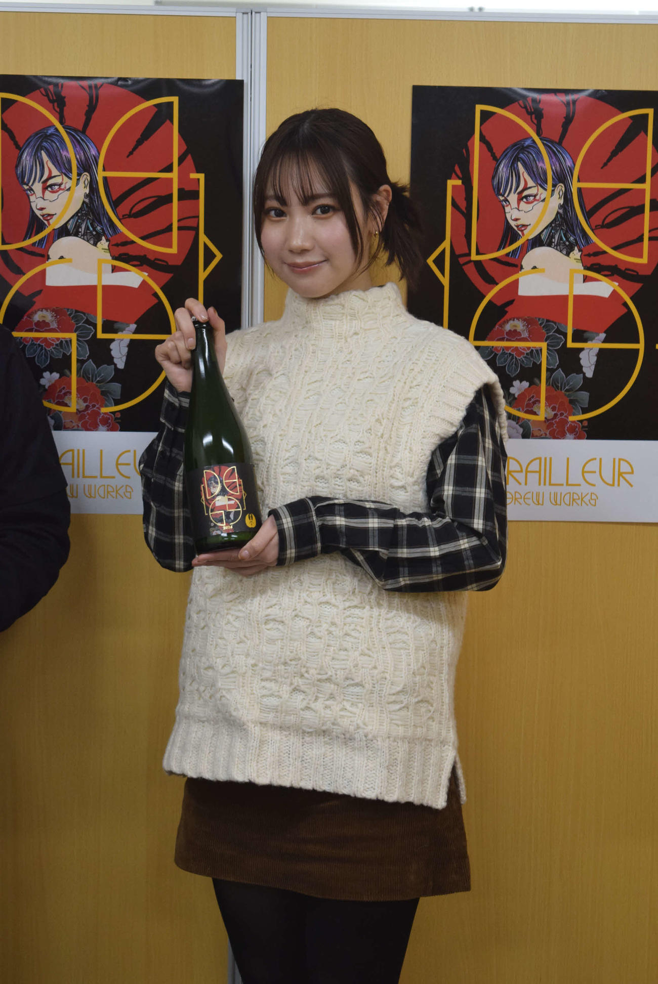 日本酒の新商品をアピールする高野祐衣（撮影・阪口孝志）
