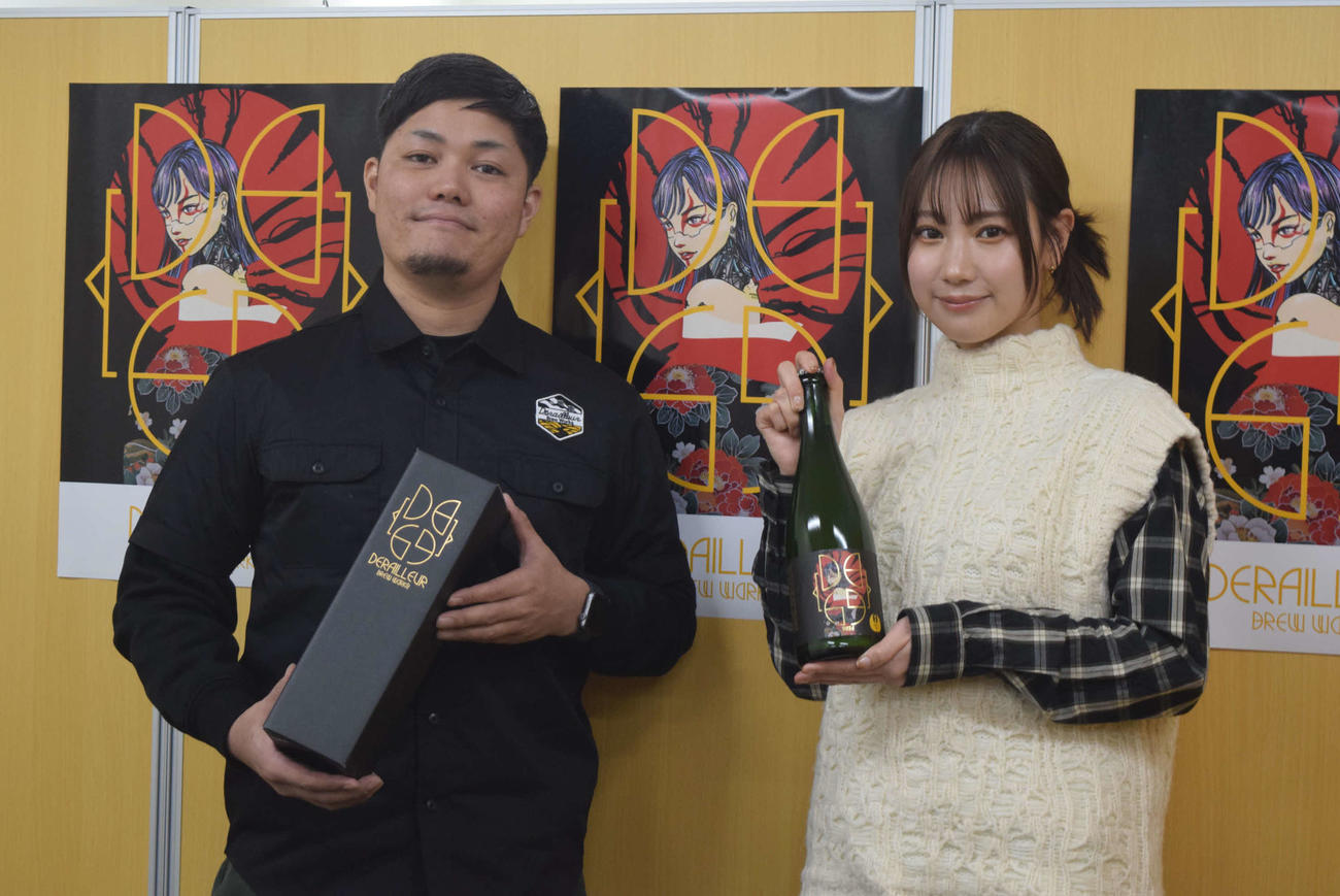日本酒の新商品をアピールするDerailleur Brew Worksの沖吉拳治氏（左）と高野祐衣（撮影・阪口孝志）