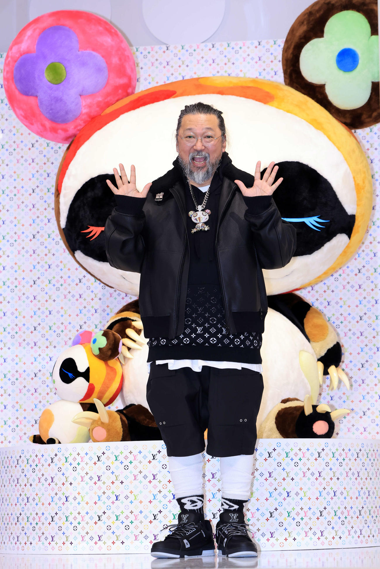 「LOUIS VUITTON×MURAKAMI」のフォトコールに登場した村上隆氏（撮影・浅見桂子）