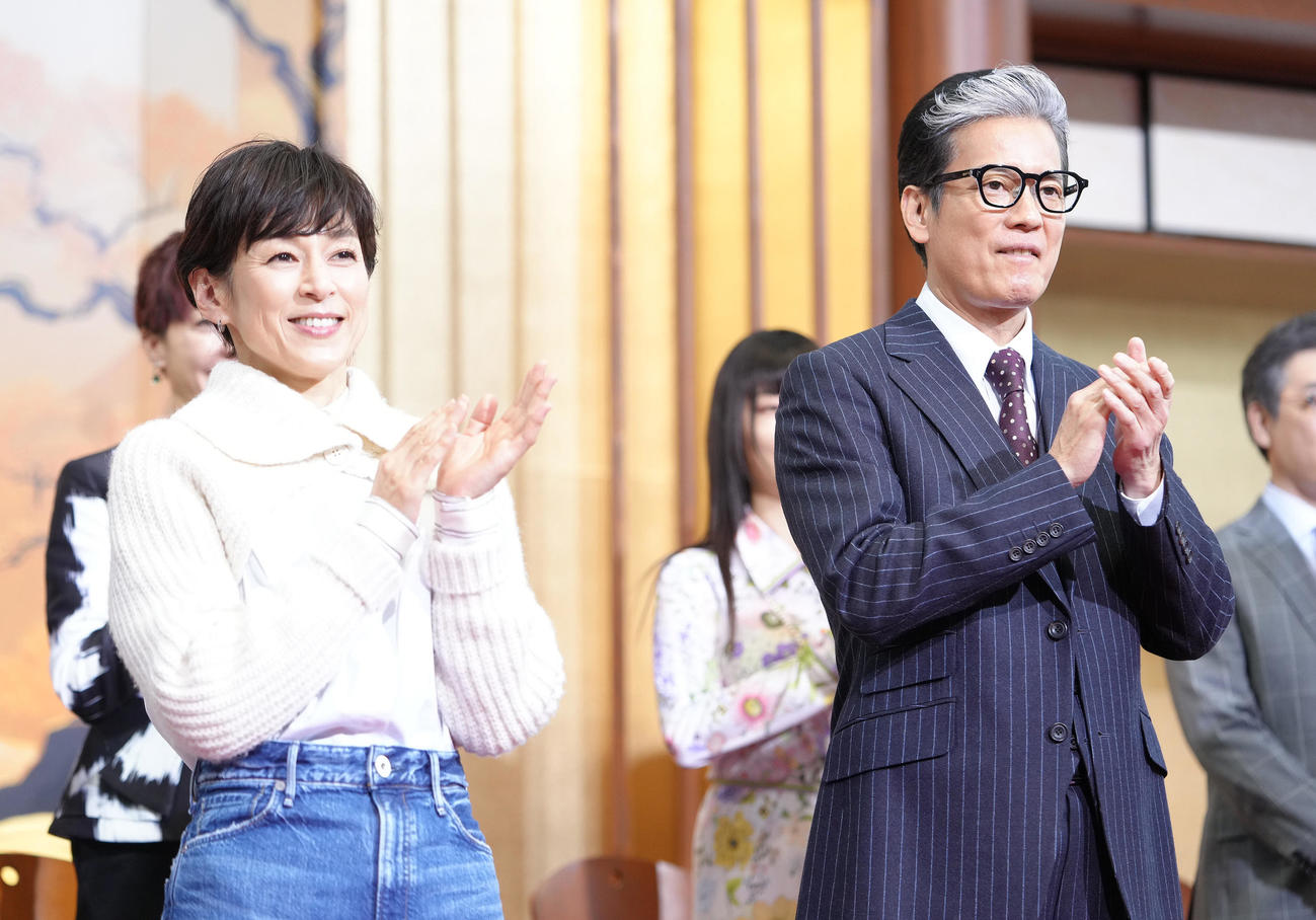 ドラマ「プライベートバンカー」の会見に登場した唐沢寿明（右）と鈴木保奈美（撮影・足立雅史）