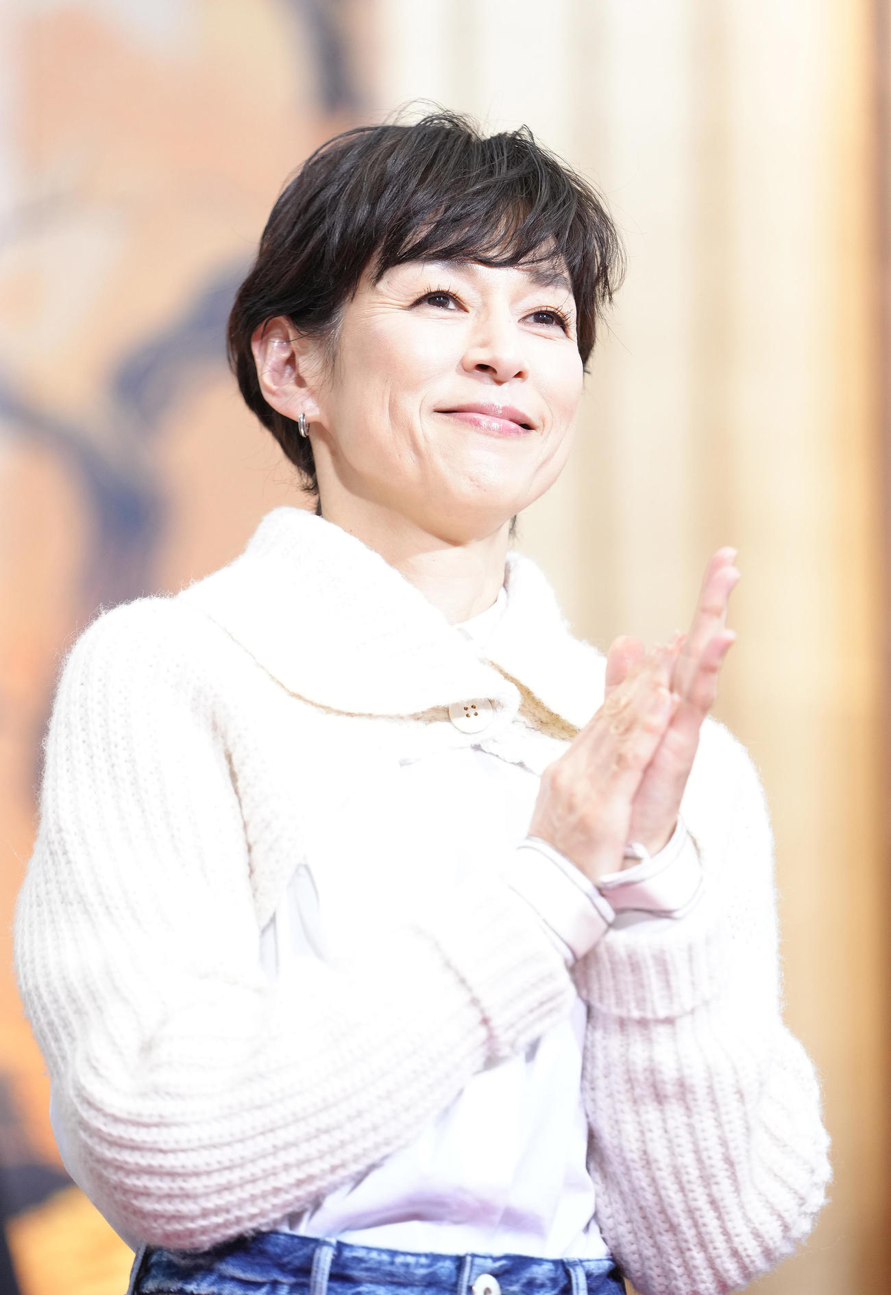 ドラマ「プライベートバンカー」の会見に登場し、笑顔を見せる鈴木保奈美（撮影・足立雅史）