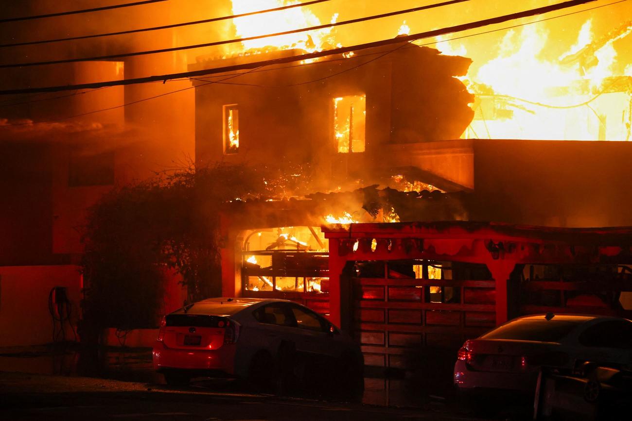 米ロサンゼルス西部で発生した火事の様子（ロイター）