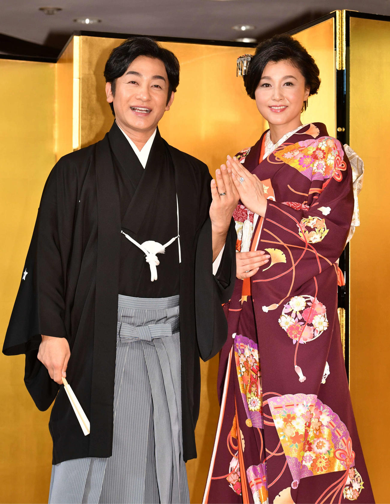 披露宴前の囲み取材を終え指輪をした手をそろえて写真撮影に臨む片岡愛之助（左）と藤原紀香（2016年9月撮影）