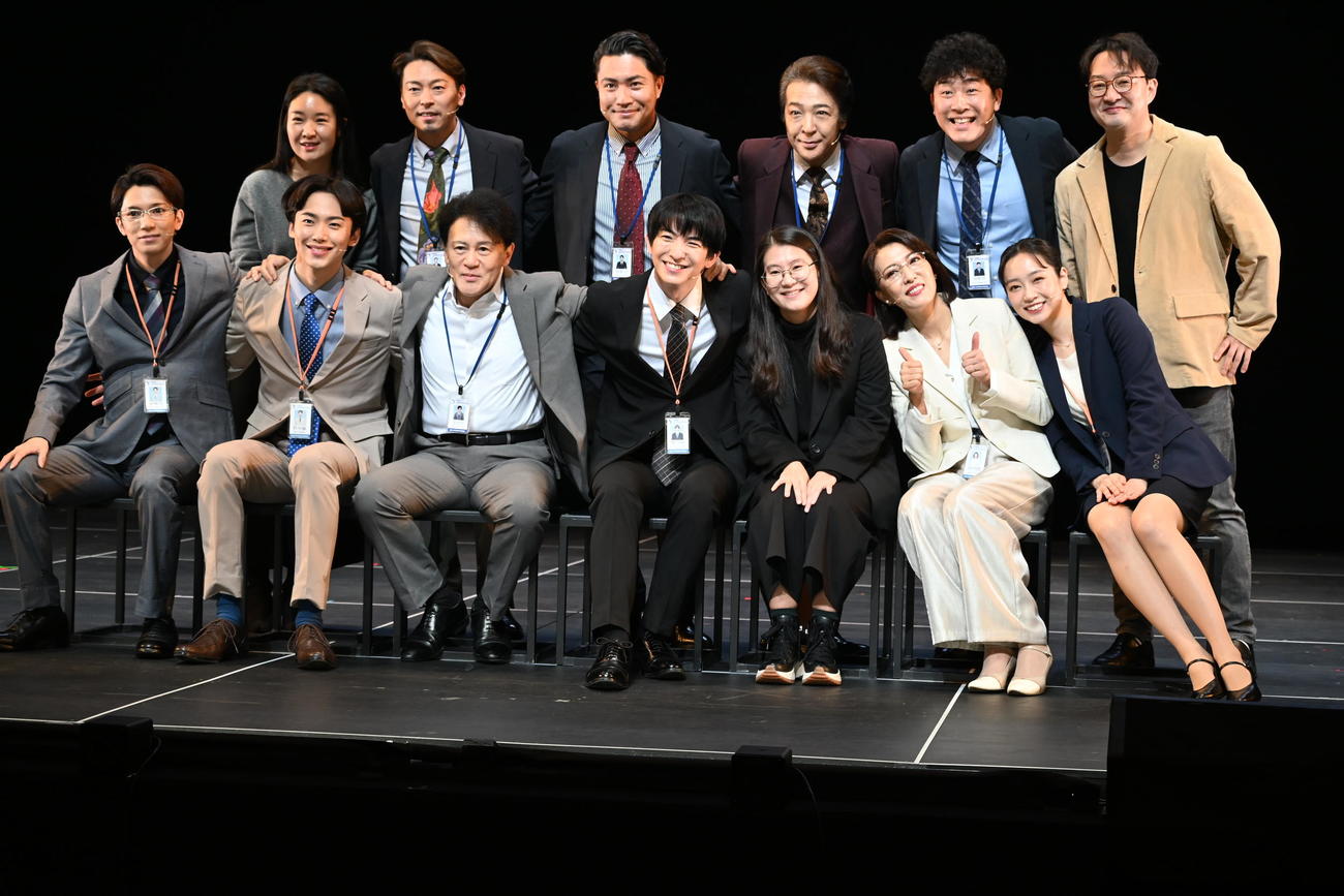前列左から糸川耀士郎、内海啓貴、橋本じゅん、前田公輝、演出家のオ・ルピナ氏、安蘭けい、清水くるみ後列左から脚本家のパク・ヘリム氏、東山光明、中井智彦、石川禅、あべこうじ、音楽のチェ・ジョンユン氏（撮影・松浦隆司）