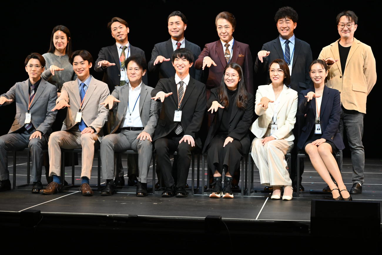 前列左から糸川耀士郎、内海啓貴、橋本じゅん、前田公輝、演出家のオ・ルピナ氏、安蘭けい、清水くるみ後列左から脚本家のパク・ヘリム氏、東山光明、中井智彦、石川禅、あべこうじ、音楽のチェ・ジョンユン氏（撮影・松浦隆司）
