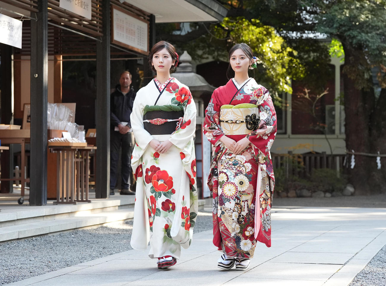 参拝に向かう乃木坂46の筒井あやめ（左）と井上和（撮影・鈴木みどり）