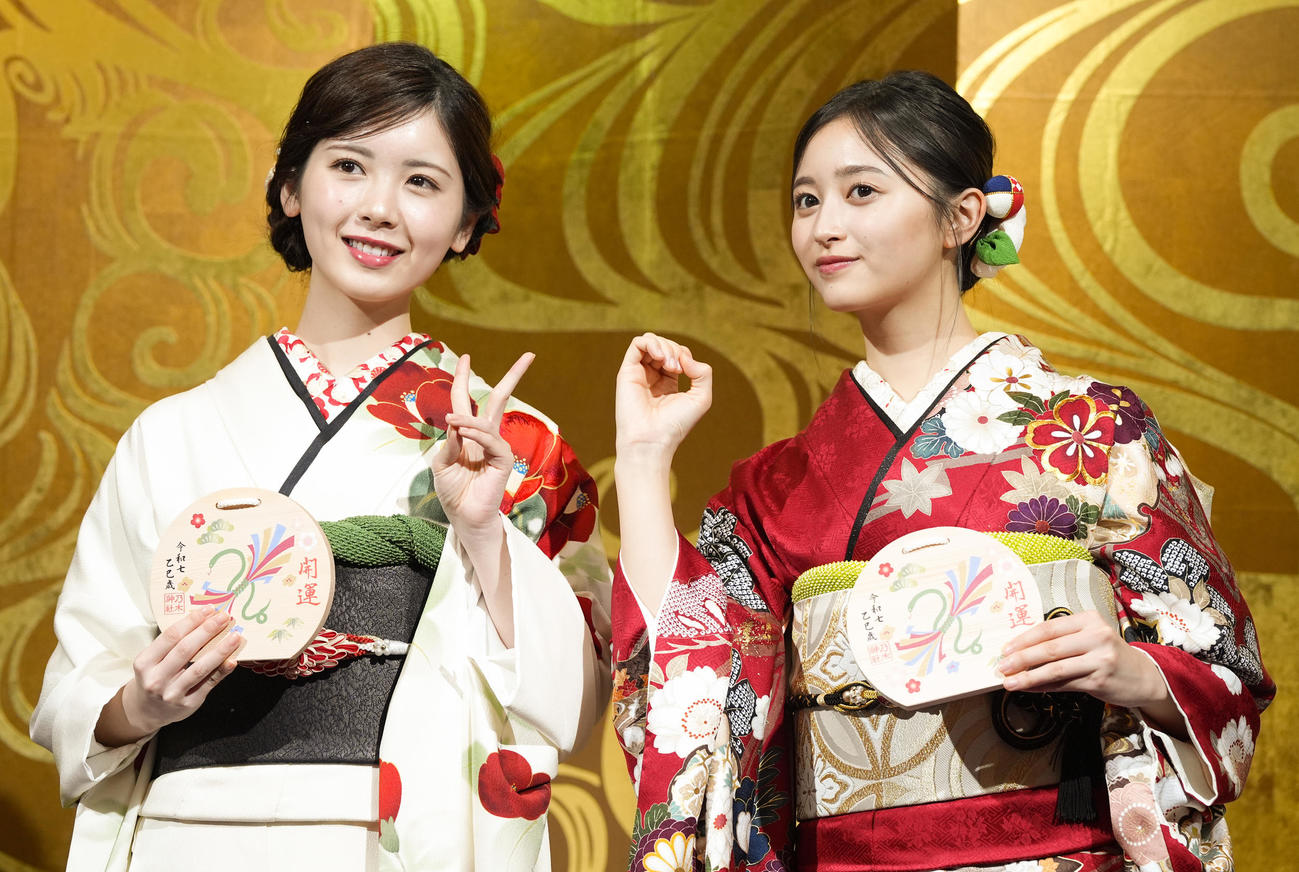 笑顔で写真に納まる乃木坂46の筒井あやめ（左）と井上和（撮影・鈴木みどり）