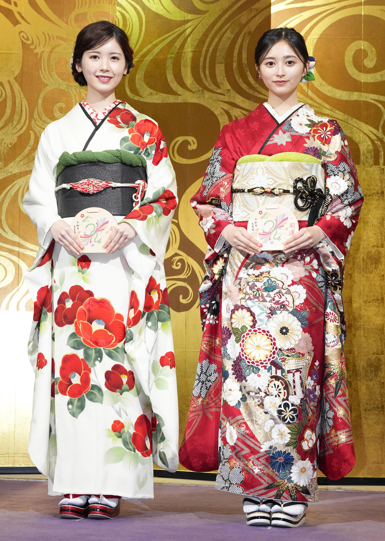 笑顔で写真に納まる乃木坂46の筒井あやめ（左）と井上和（撮影・鈴木みどり）