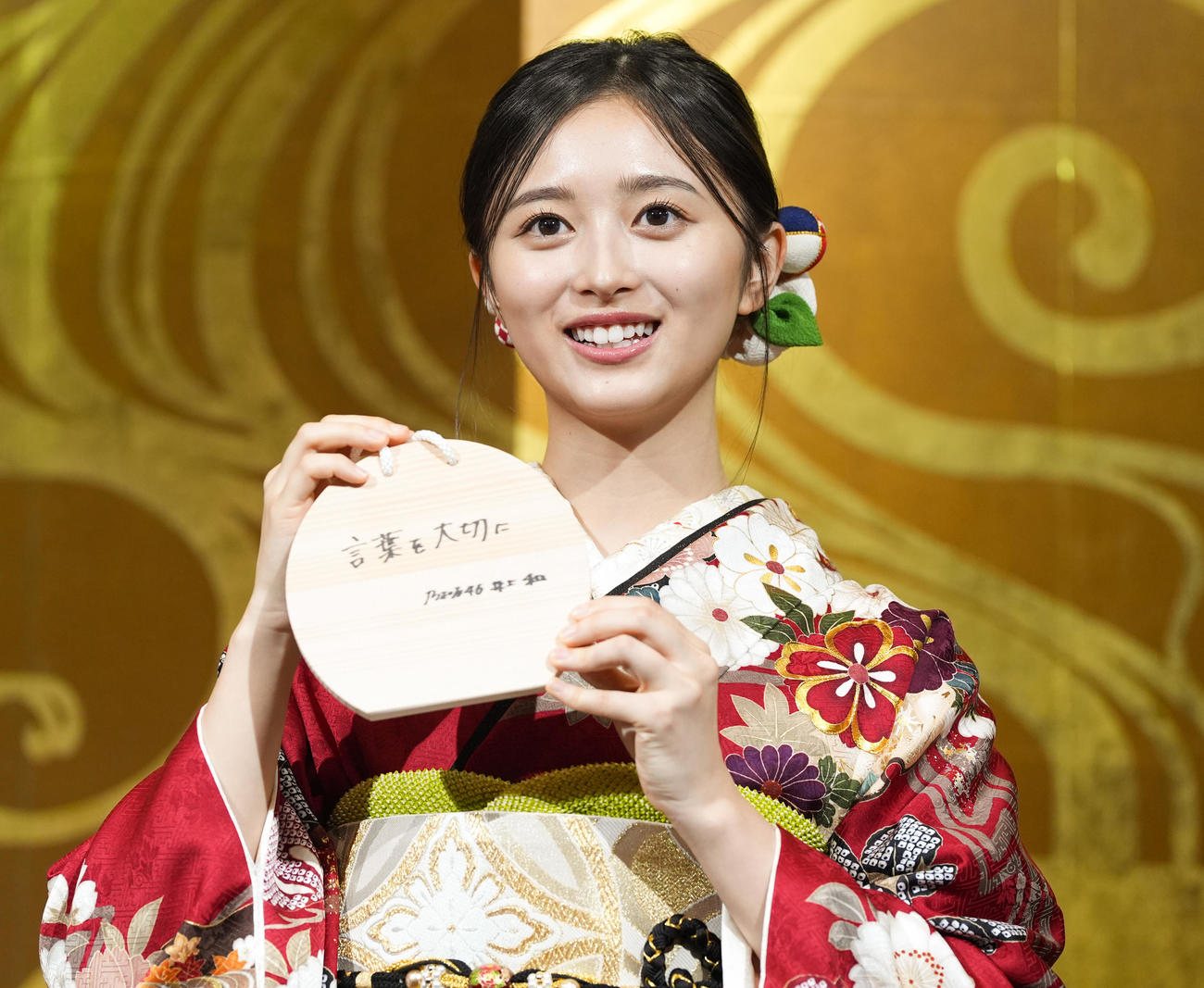 絵馬に「言葉を大切に」としたためた乃木坂46の井上和（撮影・鈴木みどり）