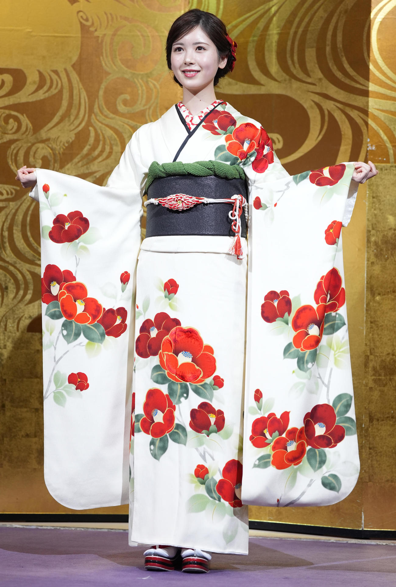 晴れ着で1周する乃木坂46の筒井あやめ（撮影・鈴木みどり）