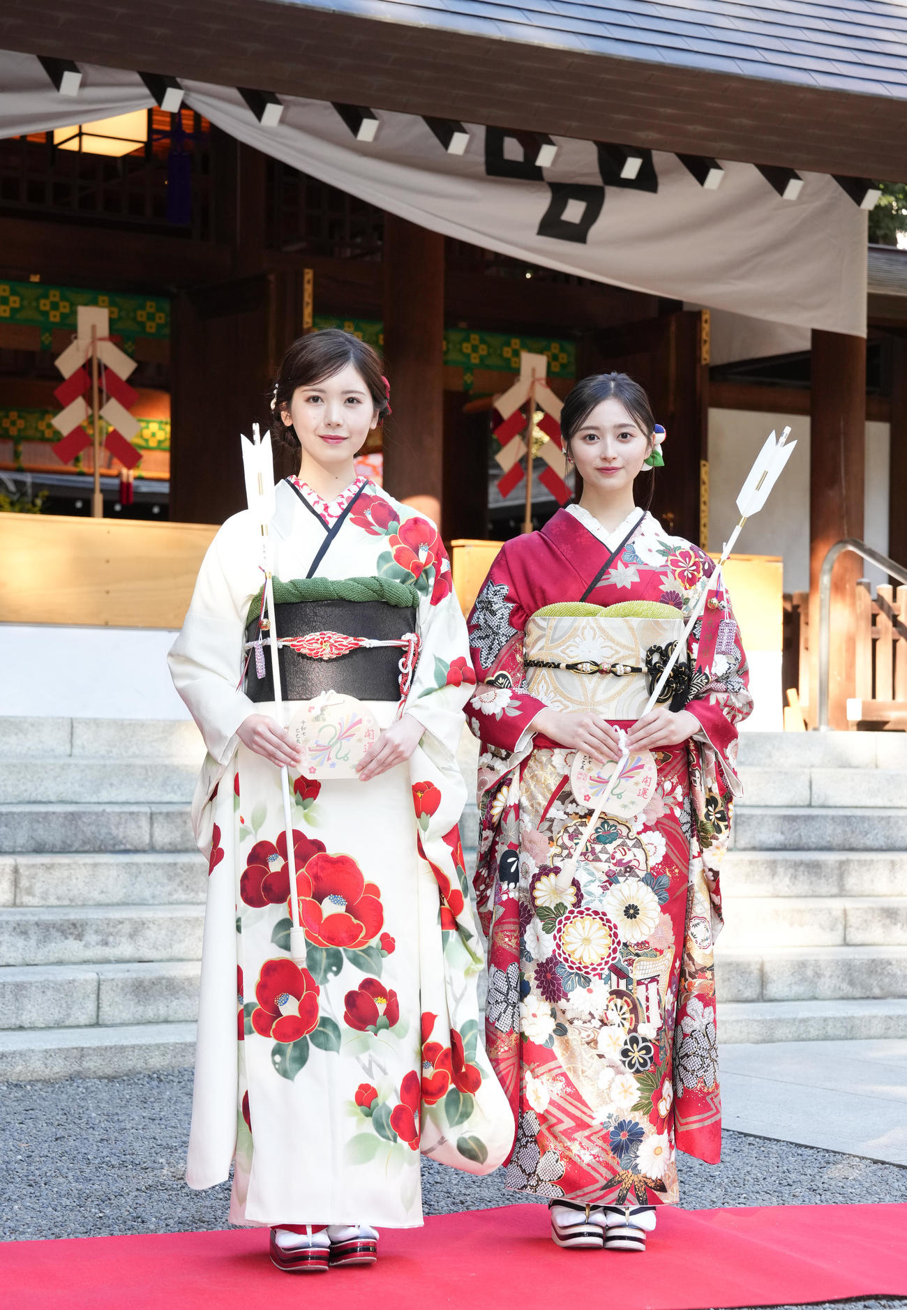 晴れ着姿で写真に納まる乃木坂46の筒井あやめ（左）と井上和（撮影・鈴木みどり）