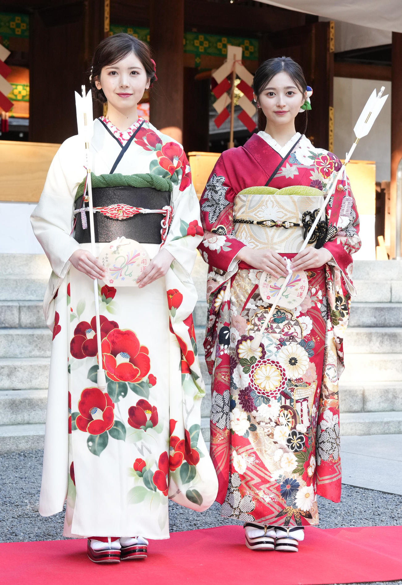 晴れ着姿で写真に納まる乃木坂46の筒井あやめ（左）と井上和（撮影・鈴木みどり）