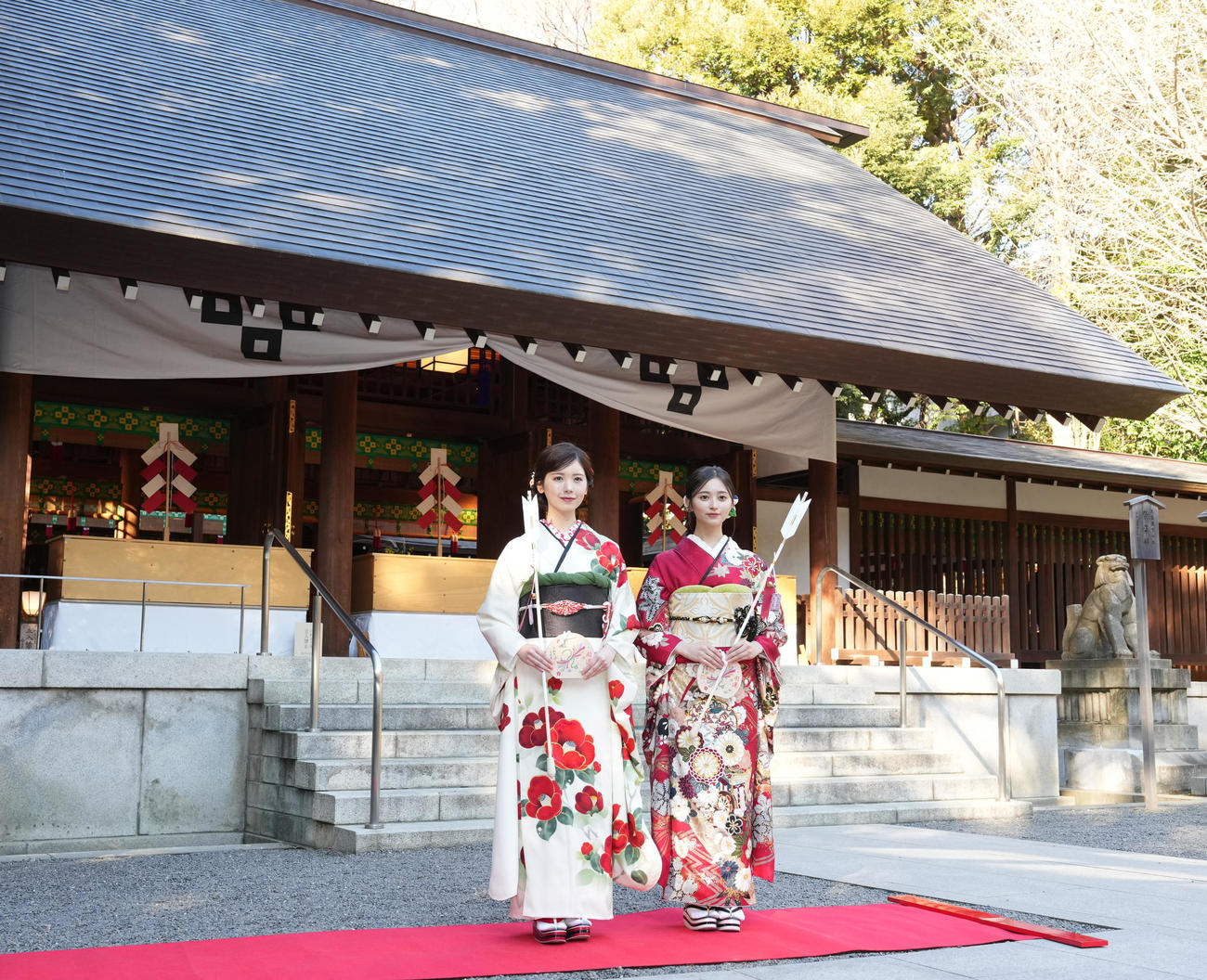 晴れ着姿で写真に納まる乃木坂46の筒井あやめ（左）と井上和（撮影・鈴木みどり）