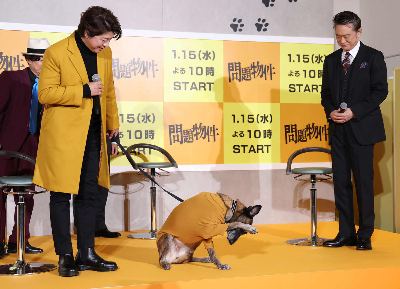 「アチャー」のポーズを披露する犬太役のコラレ。左は上川隆也、右は船越英一郎（撮影・丹羽敏通）