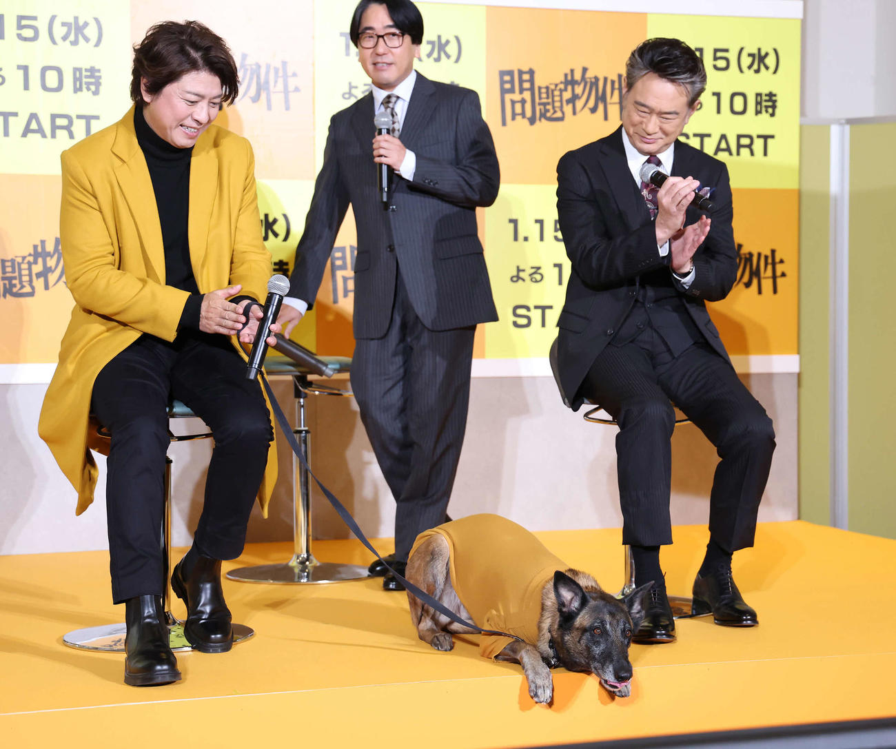 登壇して得意のポーズを披露する犬太役のコラレ。左から上川隆也、本多力、船越英一郎（撮影・丹羽敏通）